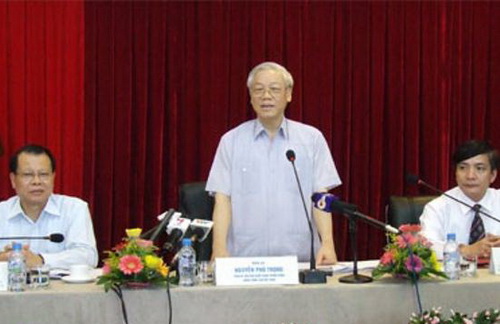 ท่านเหงวียนฟู้จ๋อง เลขาธิการใหญ่พรรคลงพื้นที่พบปะกับพรรคสาขาธุรกิจส่วนกลาง